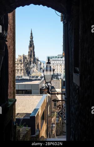 Advocate’s Close, una stretta stradina di origine medievale al largo del Royal Mile, con vista classica del Monumento Scott – Edimburgo Old Town, Scozia, Regno Unito Foto Stock