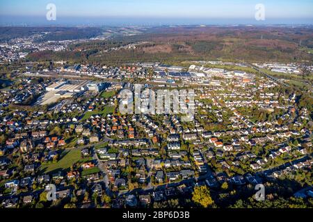 Vista aerea, vista sulla città Hüsten con edifici residenziali e zona industriale Bahnhofstrasse, Arnsberg, Sauerland, Nord Reno-Westfalia, Germania Foto Stock