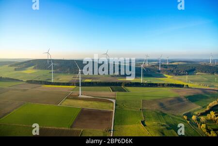 Vista aerea, turbine eoliche, Goldbachtal, Brilon, Sauerland, Renania Settentrionale-Vestfalia, Germania Foto Stock