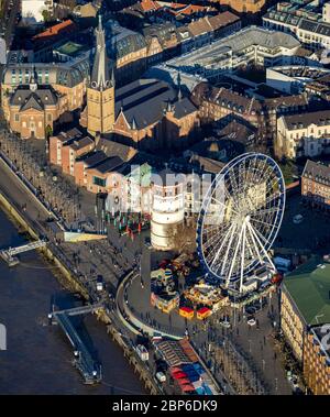 Vista aerea, città vecchia e passeggiata sul Reno, torre del castello, piazza del castello, coth. Basilica di San Lambertus, ruota panoramica con mercatino di Natale, Dusseldorf, Renania Settentrionale-Vestfalia, Germania Foto Stock