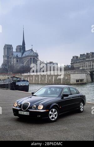 2002 Jaguar S Type a Parigi Foto Stock