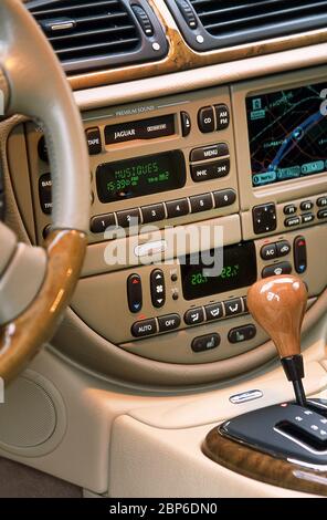 2002 Jaguar S Type a Parigi Foto Stock