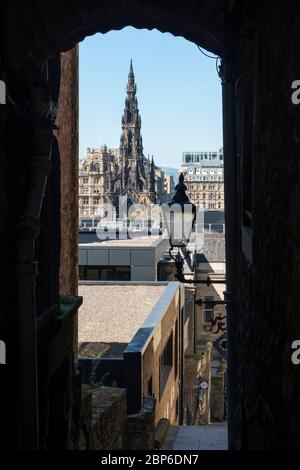 Advocate’s Close, una stretta stradina di origine medievale al largo del Royal Mile, con vista classica del Monumento Scott – Edimburgo Old Town, Scozia, Regno Unito Foto Stock