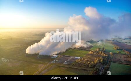 Vista aerea, centrale a turbina a gas, God, Trianel, emissioni, aria di scarico di raffreddamento, impressione mattutina, di fronte al cielo blu e fumo della centrale, torre di raffreddamento, Hamm, zona Ruhr, Nord Reno-Westfalia, Germania Foto Stock