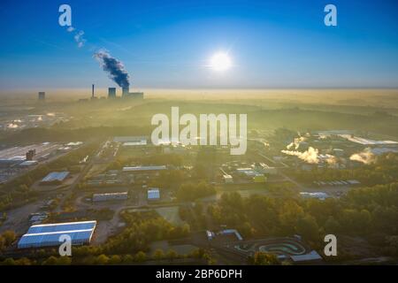 Vista aerea, centrale a carbone RWE, Morning Impression, di fronte con cielo blu e fumo della centrale, torre di raffreddamento, Hamm, zona Ruhr, Nord Reno-Westfalia, Germania Foto Stock
