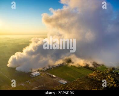 Vista aerea, centrale a turbina a gas, God, Trianel, emissioni, aria di scarico di raffreddamento, impressione mattutina, di fronte al cielo blu e fumo della centrale, torre di raffreddamento, Hamm, zona Ruhr, Nord Reno-Westfalia, Germania Foto Stock