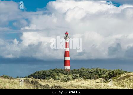 Dune sentiero sul Mare del Nord isola di Ameland con una vista sul faro Foto Stock