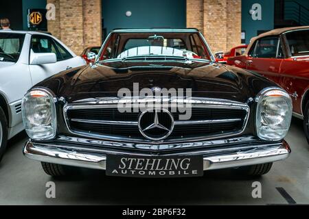 Berlino - 11 Maggio 2019: autovetture sportive Mercedes-Benz 280SL. 32Th Berlin-Brandenburg Oldtimer giorno. Foto Stock