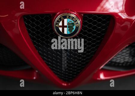 PAAREN IM GLIEN, Germania - Giugno 08, 2019: emblema anteriore della vettura sportiva Alfa Romeo 4C Spider (Tipo 960). Close-up. Die Oldtimer Show 2019. Foto Stock