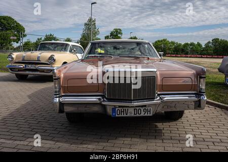 PAAREN IM GLIEN, Germania - Giugno 08, 2019: una a due porte personal coupé di lusso Lincoln Continental Mark III. Die Oldtimer Show 2019. Foto Stock