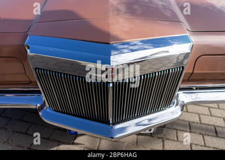 PAAREN IM GLIEN, Germania - Giugno 08, 2019: frammento a due porte personal coupé di lusso Lincoln Continental Mark III, close-up. Die Oldtimer Show 2019. Foto Stock