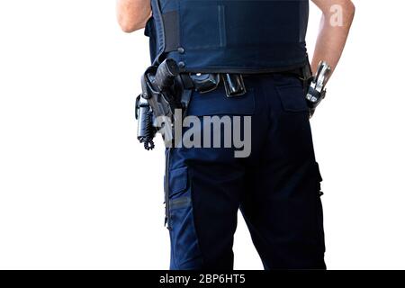 Funzionario di polizia, con la pistola cintura, manette telefono e pepe-spray. Isolato su sfondo bianco Foto Stock