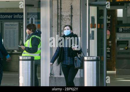 WIMBLEDON LONDRA, 18 maggio 2020. REGNO UNITO. I pendolari che indossano maschere protettive contro le infezioni da covid-19 emergono dalla stazione ferroviaria di Wimbledon la mattina. I servizi ferroviari sono destinati ad essere aumentati al 70% dei livelli normali e la polizia dei trasporti britannici dovrebbe pattugliare le stazioni principali e sotterranee di Londra per evitare il sovraffollamento. Credit: amer Ghazzal/Alamy Live News Foto Stock