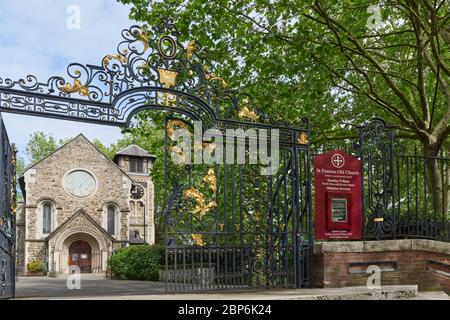 La storica chiesa di St Pancras a Somers Town, Camden, Londra del Nord Regno Unito, vista dal cancello d'ingresso Foto Stock