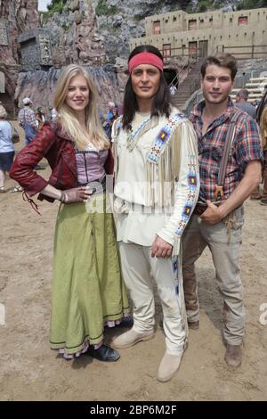 Alexander Klaws (Winnetou),Larissa Marolt (Tiffany o Toole),Raul Richter (Martin Baumann),Sascha Gluth (Old Shatterhand),Nicolas Koenig (The Heavy Moccasin),Harald Wieczorek (Tokvi-Tey),evento stampa della nuova stagione del Kayl-May-Festsp Foto Stock