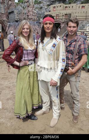 Alexander Klaws (Winnetou),Larissa Marolt (Tiffany o Toole),Raul Richter (Martin Baumann),Sascha Gluth (Old Shatterhand),Nicolas Koenig (The Heavy Moccasin),Harald Wieczorek (Tokvi-Tey),evento stampa della nuova stagione del Kayl-May-Festsp Foto Stock
