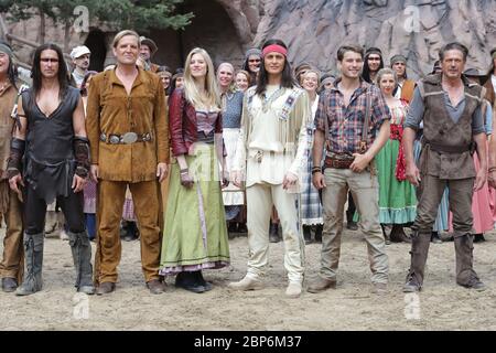 Alexander Klaws (Winnetou),Larissa Marolt (Tiffany o Toole),Raul Richter (Martin Baumann),Sascha Gluth (Old Shatterhand),Nicolas Koenig (The Heavy Moccasin),Joshy Peters,Press Director della nuova stagione del Kayl May Festival Unter GE Foto Stock