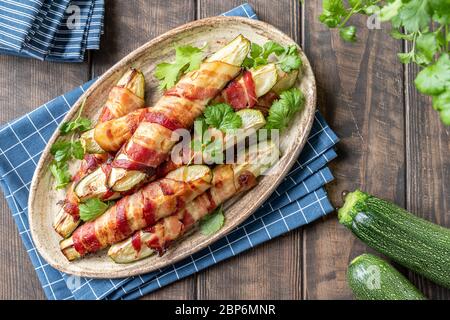 Patate fritte grigliate di zucchine avvolte in una pancetta Foto Stock