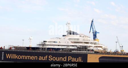 Opolpo Mega Yacht nel molo da Blohm e Voss - Port Hambu Foto Stock