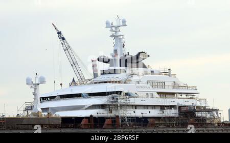 Opolpo Mega Yacht nel molo da Blohm e Voss - Port Hambu Foto Stock