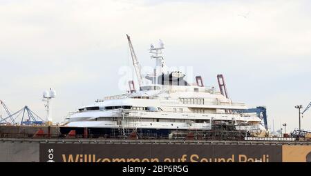 Opolpo Mega Yacht nel molo da Blohm e Voss - Port Hambu Foto Stock