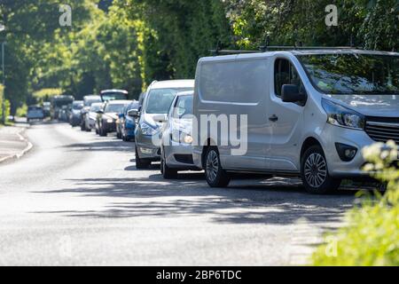 Brentwood, Essex, Regno Unito. 18 maggio 2020. Enormi code e severe misure di allontanamento sociale in atto presso il Coxtie Green Recycling Centre di Brentwood, Essex, che ha aperto oggi per la prima volta dal blocco del coronavirus britannico. Credit: Ricci Fothergill/Alamy Live News Foto Stock