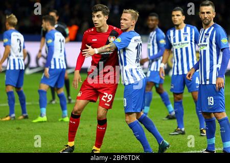 Berlino, Germania - 20 settembre 2017: Kai Havertz di Bayer 04 Leverkusen (in rosso) combatte per una palla con i giocatori di Hertha BSC Berlino durante la loro partita tedesca Bundesliga all'Olympiastadion Berlino Foto Stock