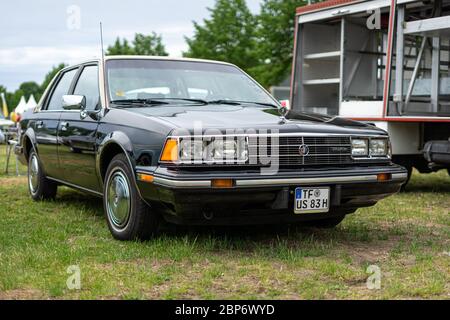 PAAREN IM GLIEN, Germania - Giugno 08, 2019: Mid-size auto Buick Secolo, 1983. Die Oldtimer Show 2019. Foto Stock