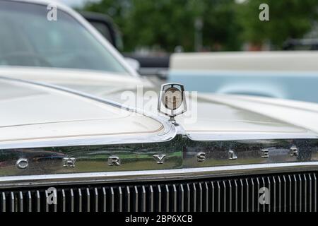 PAAREN IM GLIEN, GERMANIA - 08 GIUGNO 2019: Ornamento cofano di auto di lusso personale Chrysler Cordoba. Die Oldtimer Show 2019. Foto Stock