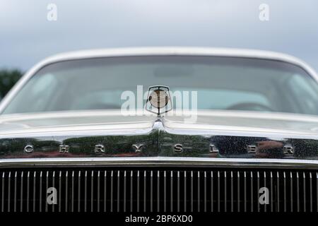 PAAREN IM GLIEN, GERMANIA - 08 GIUGNO 2019: Ornamento cofano di auto di lusso personale Chrysler Cordoba. Die Oldtimer Show 2019. Foto Stock