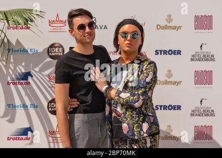 Julian F.M. Stoeckel (borghese, Julian Frederik Moritz Stoeckel) con gli amici nella giornata di gara dei media sulla pista trotting di Berlino-Mariendorf al Traber Derby tedesco. Foto Stock