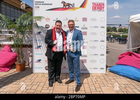 Alexander Herzog - tenore solista, parte integrante dei '12 tenori' con Andreas Haase (direttore generale della pista di trotting Mariendorf) a Berlino-Mariendorf presso il Traber Derby tedesco. Foto Stock