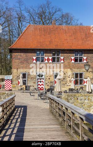 Ponte e cortile di Burg Vischering in Ludinghausen, Germania Foto Stock