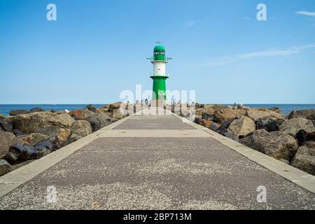 (WARNEMUENDE ROSTOCK), Germania - Luglio 25, 2019: faro davanti all'ingresso di acque del mare porto di Rostock - Warnemuende. Foto Stock