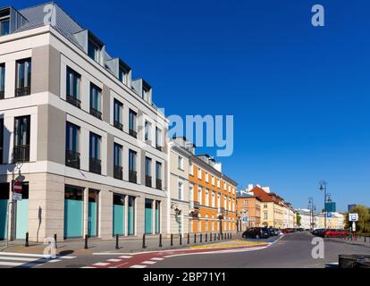 Varsavia, Mazovia / Polonia - 2020/05/10: Vista panoramica del quartiere storico di Starowka con case nuove e rinnovate lungo via Podwale Foto Stock