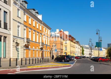 Varsavia, Mazovia / Polonia - 2020/05/10: Vista panoramica del quartiere storico di Starowka con case nuove e rinnovate lungo via Podwale Foto Stock