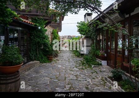 NESSEBAR, Bulgaria - 22 giugno 2019: bello e strada stretta dell'antica cittadina di mare. Deserte le strade nelle prime ore del mattino. Foto Stock