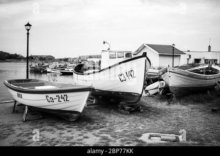 SOZOPOL, Bulgaria - 28 giugno 2019: barche da pesca al porto sono presso il molo. In bianco e nero. Foto Stock