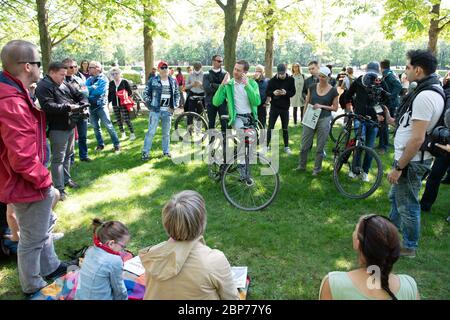 Dresda, Germania. 16 maggio 2020. Michael Kretschmer (CDU, M), primo ministro della Sassonia, parla nel Grande Giardino con i sostenitori delle teorie cospirative sulla crisi della corona. Credit: dpa/dpa-Zentralbild/dpa/Alamy Live News Foto Stock