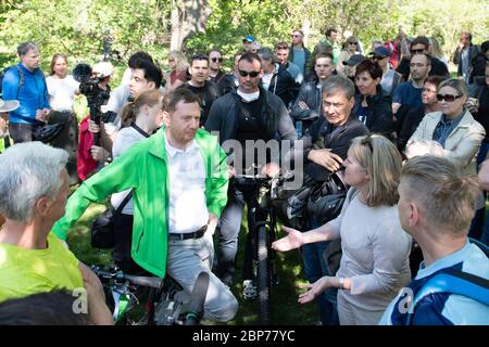 Dresda, Germania. 16 maggio 2020. Michael Kretschmer (CDU, l), primo ministro della Sassonia, parla nel Grande Giardino con i sostenitori delle teorie cospirative sulla crisi della corona. Credit: dpa/dpa-Zentralbild/dpa/Alamy Live News Foto Stock