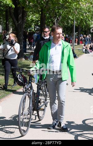 Dresda, Germania. 16 maggio 2020. Michael Kretschmer (CDU, M), Ministro Presidente della Sassonia, cammina attraverso il Grande Giardino in occasione di un raduno a corona. Credit: dpa/dpa-Zentralbild/dpa/Alamy Live News Foto Stock