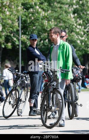 Dresda, Germania. 16 maggio 2020. Michael Kretschmer (CDU, M), primo ministro della Sassonia, si trova nel Grande Giardino in occasione di un raduno a corona. Credit: dpa/dpa-Zentralbild/dpa/Alamy Live News Foto Stock