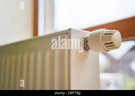 Radiatore nell'appartamento. Batteria bianca riscaldata. Foto Stock