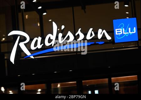Symbolfotos Symbolbild und Logor der Hotelkette 'Radisson blu' a Koeln Foto Stock