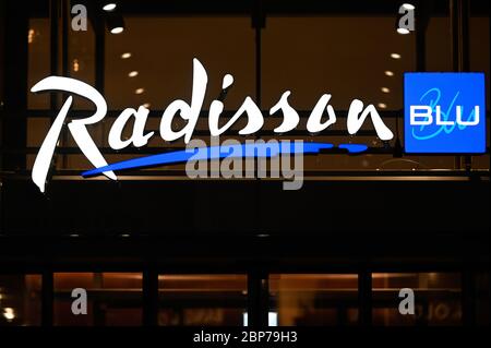 Symbolfotos Symbolbild und Logor der Hotelkette 'Radisson blu' a Koeln Foto Stock