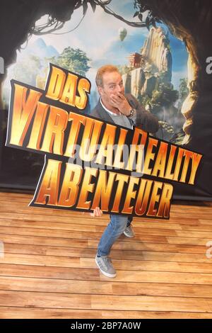 Till Demtroeder, 40 anni globetrotter, roadshow realtà virtuale, fermata Tour Amburgo, 18.09.2019 Foto Stock