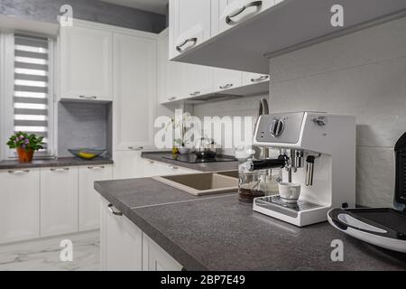 Macchina per caffè espresso in interni bianchi e minimalisti Foto Stock