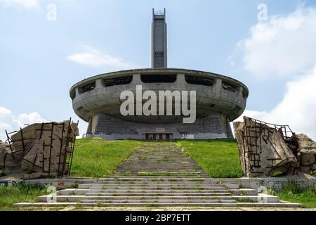 BUZLUDZHA, BULGARIA - 07 LUGLIO 2019: La Casa Monumento del Partito Comunista Bulgaro sul picco Buzludzha della catena montuosa dei Balcani. Al momento, il monumento è saccheggiato e abbandonato. Foto Stock