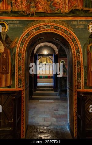 VELIKO TARNOVO, BULGARIA - Luglio 07, 2019: Interno del monastero della Santa Trasfigurazione di Dio. Chiesa ortodossa bulgara. Foto Stock