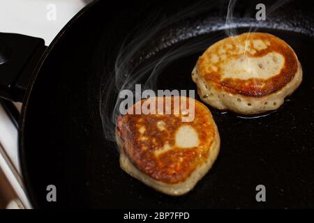 Frittelle fritte in un guardaroba di padella Foto Stock